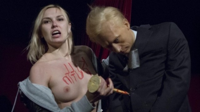 Z obnażoną piersią zaatakowała woskowego Putina